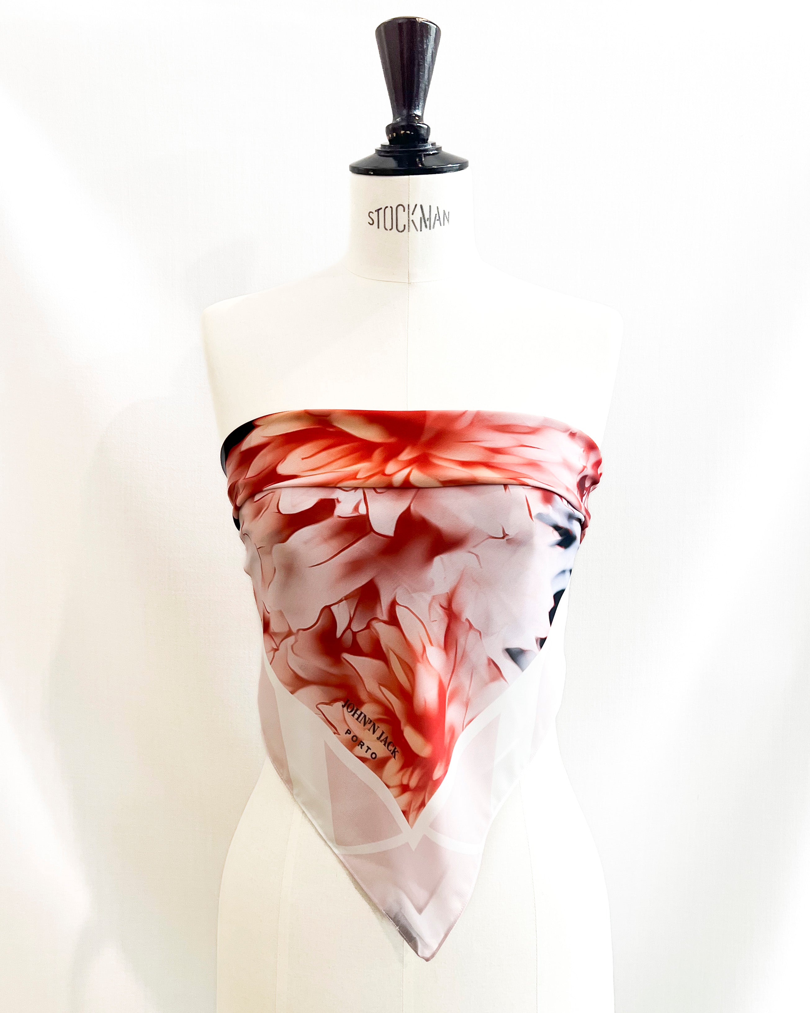 Grand foulard rose "dhalia" avec monogrammes