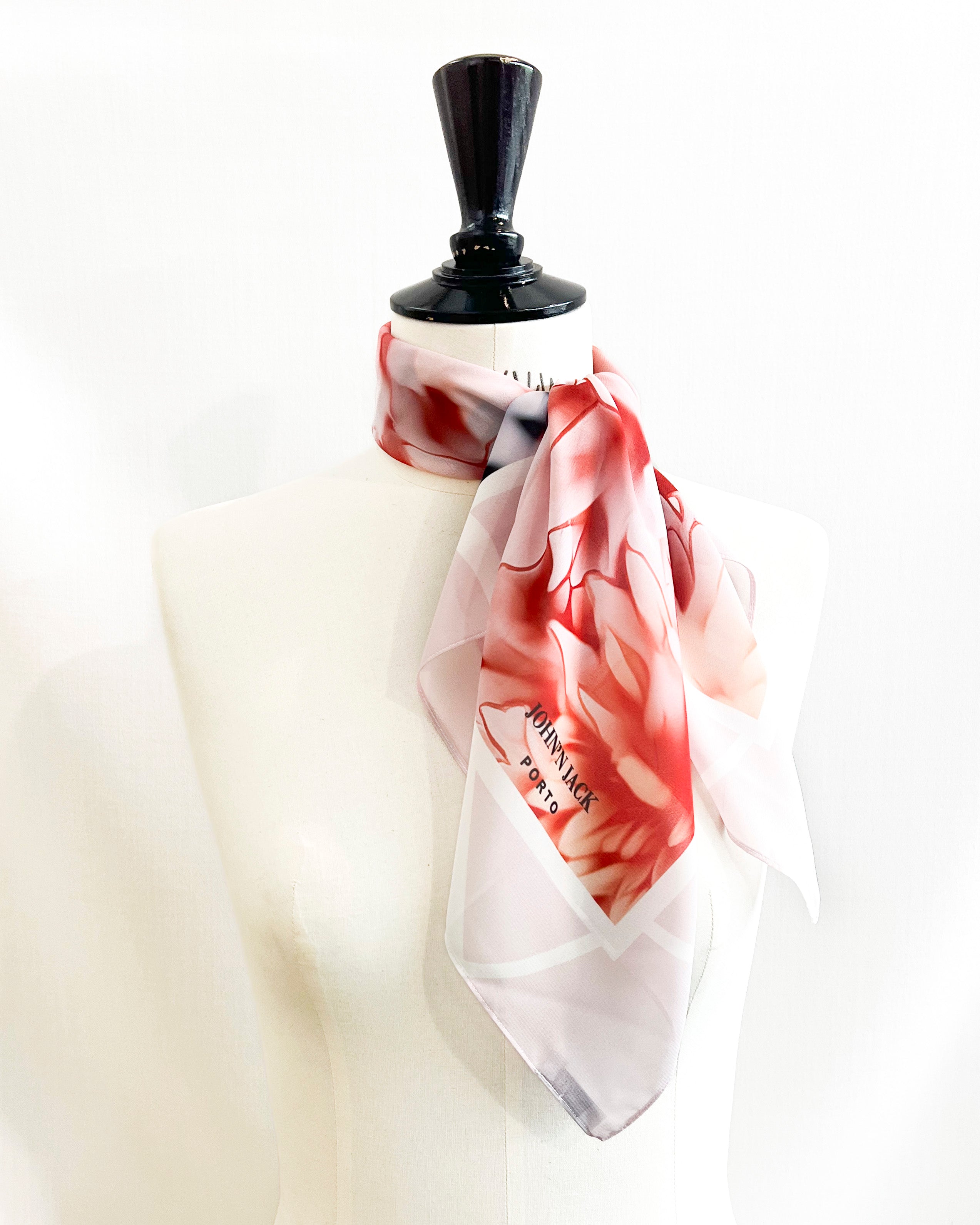 Grand foulard rose "dhalia" avec monogrammes